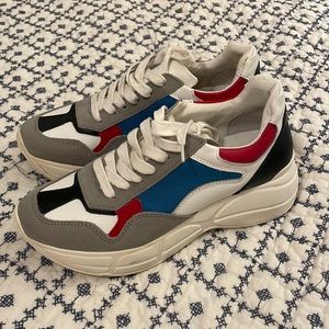 Never worn Steve Madden tennis shoes. Size 8